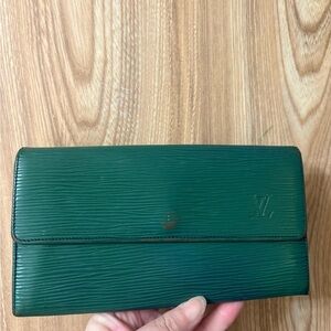 Auth Louis Vuitton Epi Forest Green Sarah Wallet